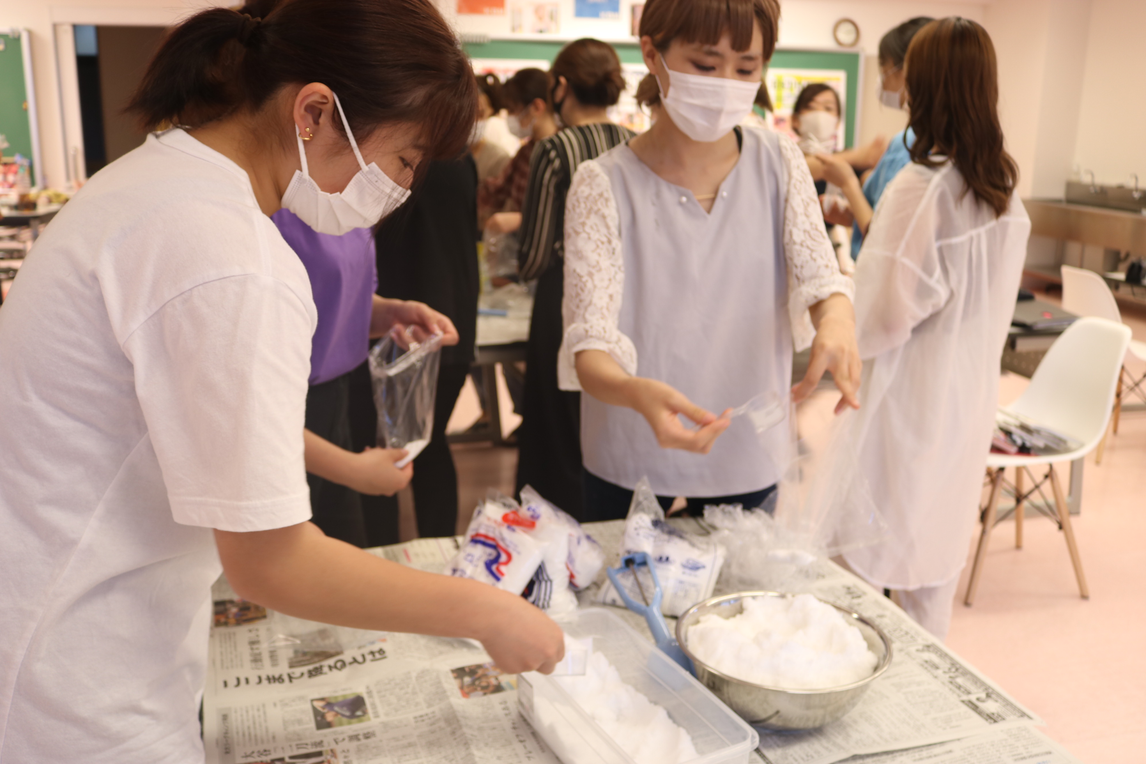 トータルビューティ学科 アロマバスボム作り 河原ビューティモード専門学校